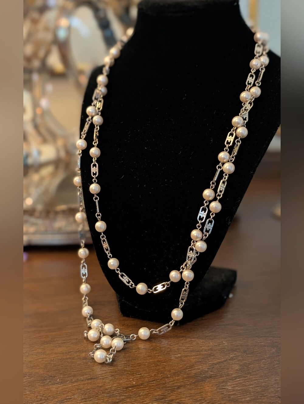 Elegant Infinity Faux Pearl Necklace with Silver Chain - Picture 3 of 8